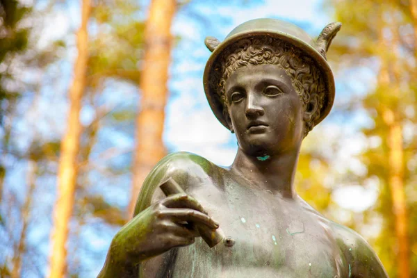 Antik-szobor a parkban Hermes — Stock Fotó