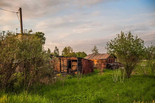 Oude verwoest houten huizen in het dorp — Stockfoto