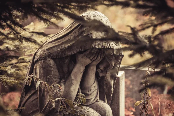 Статуя плачущей женщины на кладбище — стоковое фото