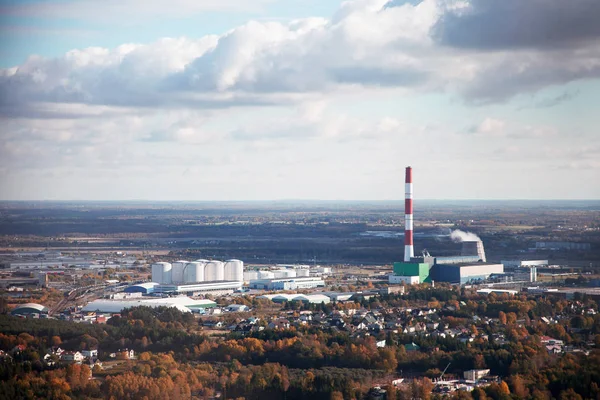 Fotografía aérea de una ciudad industrial con una fábrica —  Fotos de Stock