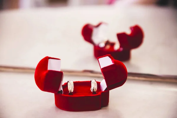 Δύο ζεύγη χρυσά γαμήλια δαχτυλίδια σε περίπτωση κόκκινο — Φωτογραφία Αρχείου