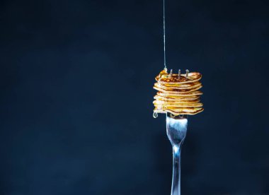 parlak ışıkta beyaz arka plan üzerine dipper bal damlama