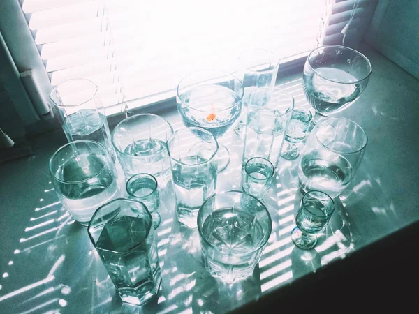 Glas Vatten Inte Särskilt Starkt Ljus — Stockfoto