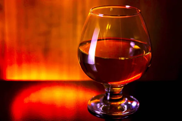 Glas Brandy Auf Schwarzem Hintergrund Hellem Licht — Stockfoto