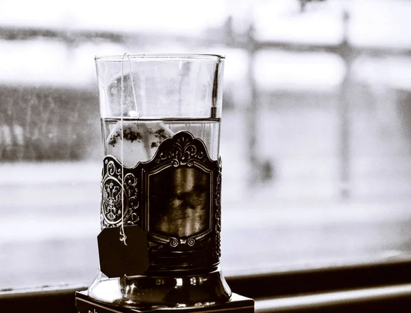 Vaso de whisky con hielo en la luz no muy brillante — Foto de Stock