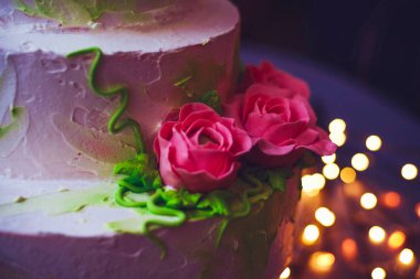 pembe gül ve hediye kutusu solma ışık bir arka plan üzerinde