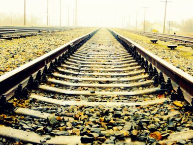 oldukça parlak bir ışık ta demiryolu rayları