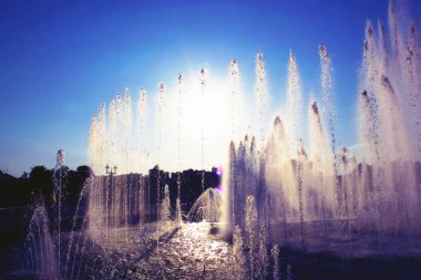 parlak ışıkta geceleri çeşme