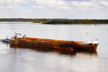 soluk ışıkta nehir üzerinde tekne