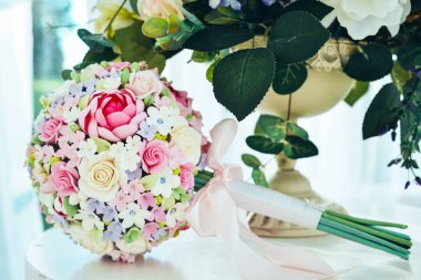 çok parlak ışık gülile düğün pastası