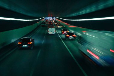 parlak ışıkta gece şehirde trafik