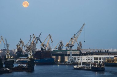 solma ışıkta limandaki vinçler