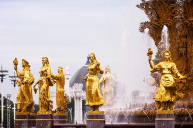 tayland'da buda heykeli solan ışıkta