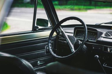 solma ışıkta yolda araba sürme