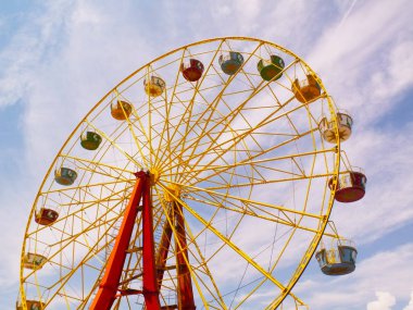 soluk ışıkmavi gökyüzü nün arka planda dönme dolap