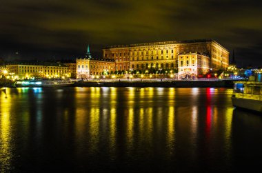 oldukça parlak bir ışık budapeşte gece görünümü