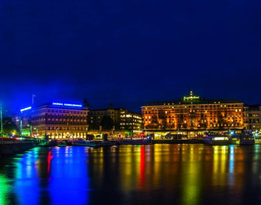 parlak ışıkta gece şehir