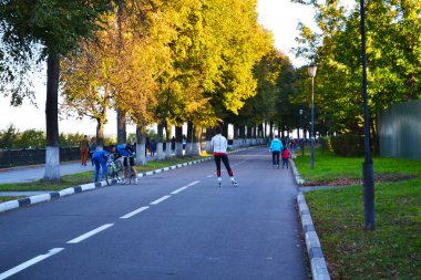 insanlar solma ışık parkta yürüyüş