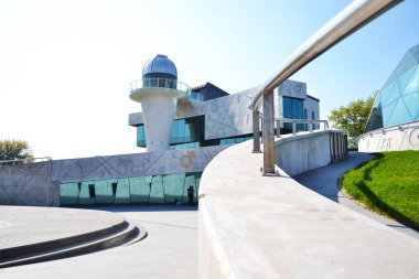 solan bir ışıkta nehir üzerinde köprü