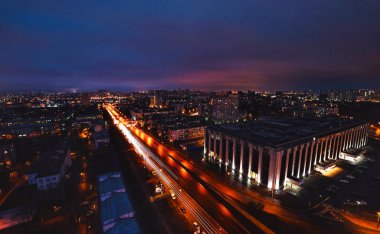 çok parlak olmayan ışıkgece şehir