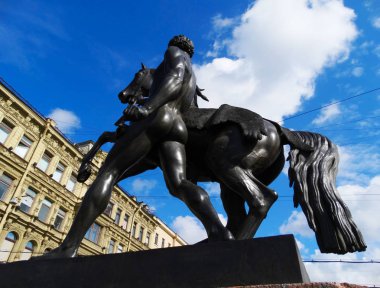 solan ışıkta atlı bir adamın heykeli