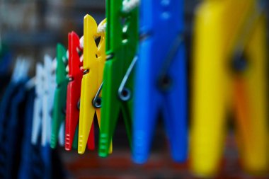 solma ışık mavi arka plan üzerinde renkli giysiler mandal