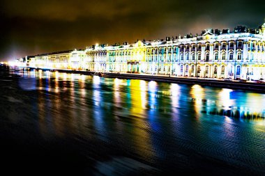 parlak ışıkta gece şehir