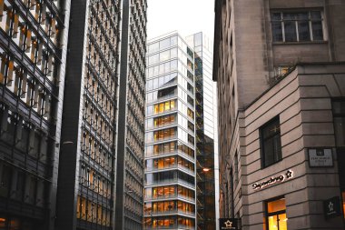 parlak ışıkta hong kong modern bina
