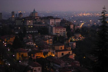 çok parlak olmayan ışıkgece şehir