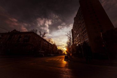 çok parlak olmayan ışıkgece cidde kentinde gün batımı