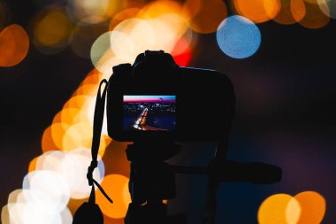 değil parlak ışık kamera ile adam