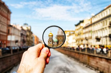 solma ışık cep telefonu ile adam