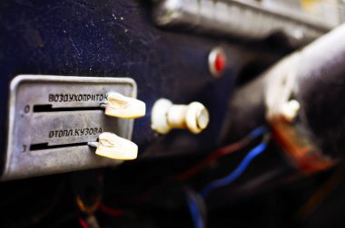 çok parlak olmayan ışıkta fiş ve soket