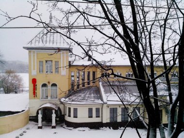 değil parlak ışık kışın eski ev