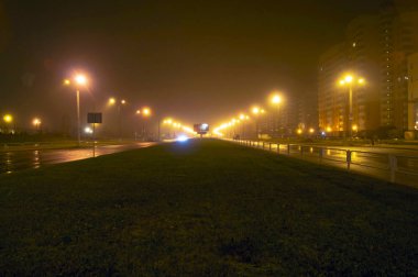 solan ışık gece şehirde trafik