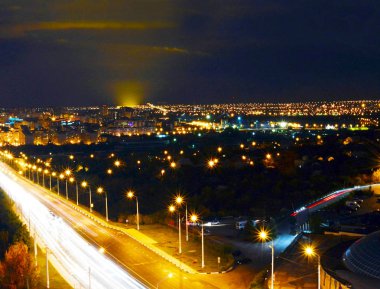 çok parlak ışık değil gece şehirde trafik