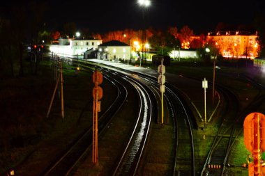 oldukça parlak bir ışık gece şehirde trafik