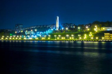 parlak ışıkta gece şehir