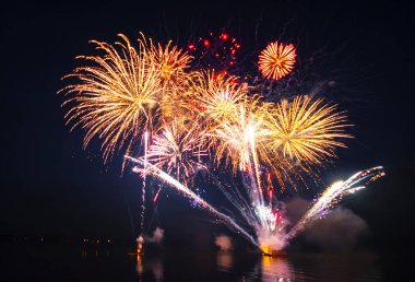 çok parlak Olmayan ışık gece gökyüzünde havai fişek