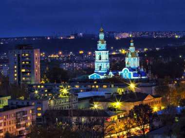 oldukça parlak bir ışık gece şehir