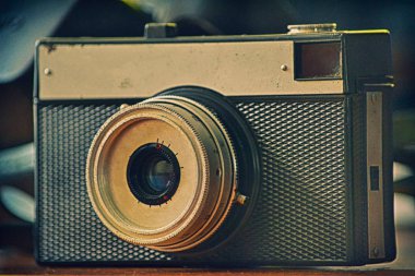 parlak değil ışık beyaz arka plan üzerinde eski kamera