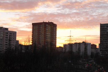çok parlak olmayan ışıkta şehir üzerinde gün batımı