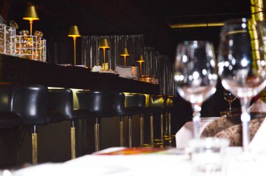 çok parlak ışık değil şehirde restoran