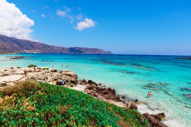 deniz ve mavi gökyüzü çok parlak ışık