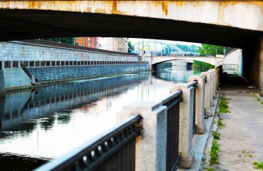 solan bir ışıkta nehir üzerinde köprü