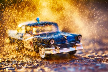 solan ışıksiyah arka plan üzerinde araba