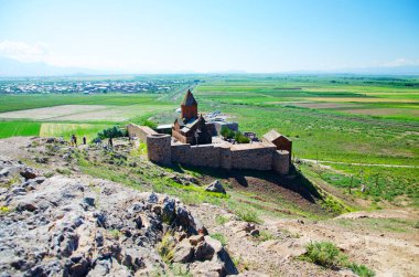 çok parlak ışık ta sahilde tekne