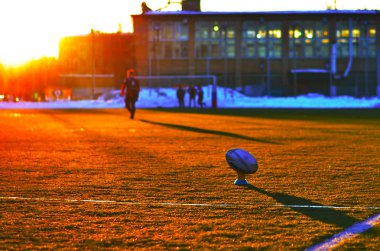 çok parlak olmayan ışıkta şehrin görünümü