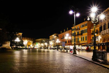 değil parlak ışık gece sokak