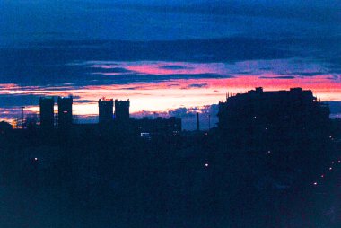 oldukça parlak bir ışık gece şehir